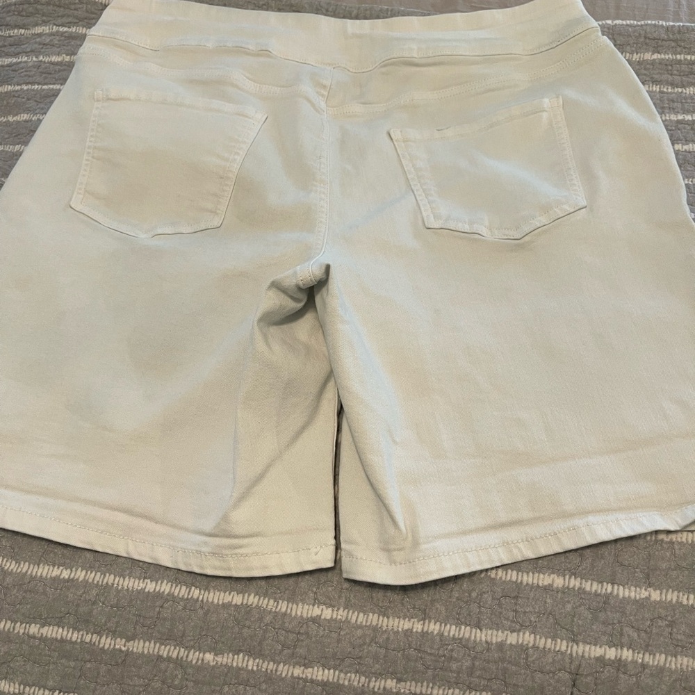 Croft & Barrow white Jean Bermuda Shorts size 18A stretch pull on - Picture 2 of 6